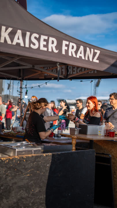 Food stánek s frontou lidí během eventu.