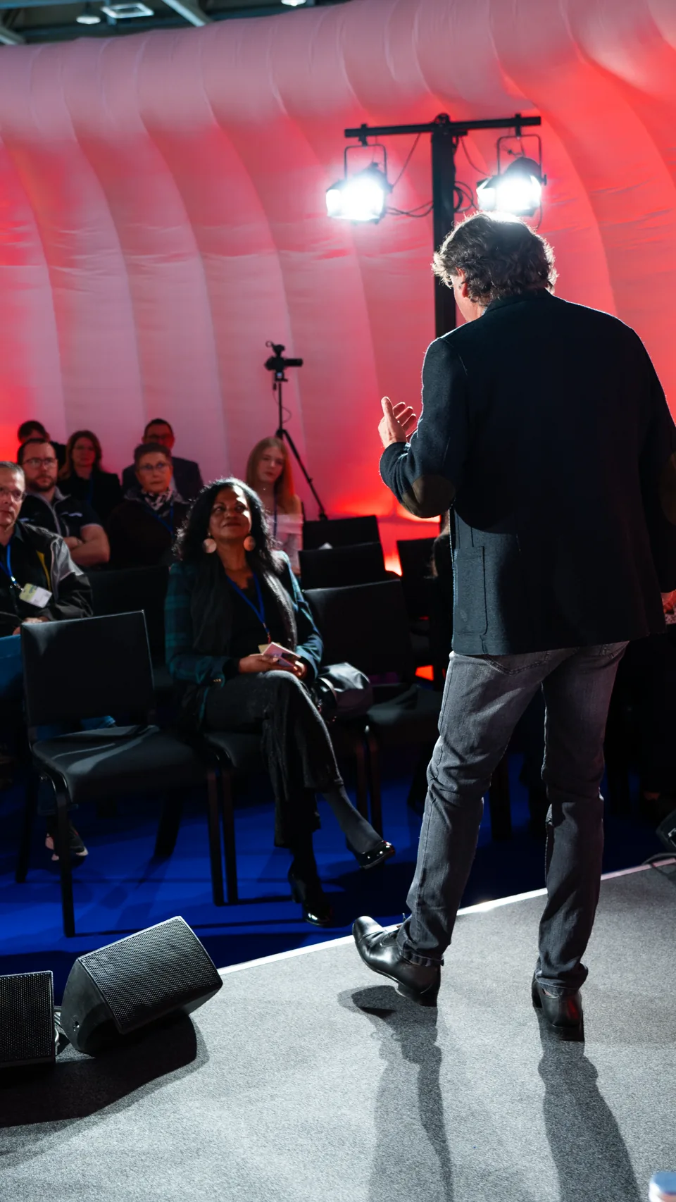 Řečník na konferenčním pódiu